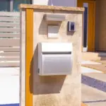 フルタイムで働きながら家事育児を頑張ってきた母親。それでも家から追い出されれば、救済は存在しない日本。