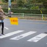 子どもたちと顔を合わせる為、投稿見守りボランティアを始めた母親。