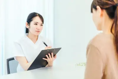 専門家不在での裁判所の係争では、医学的にあり得ない、矛盾した主張が横行していることを指摘している。