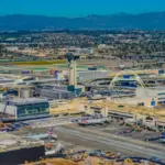 物語は、ロサンゼルス発ニューヨーク行の飛行機の中で始まった。