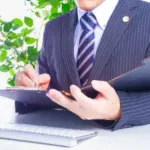 相談を受ける弁護士。アイタイムズジャパン記事「DV等支援措置、逆転する加害者と被害者」イメージ画像。