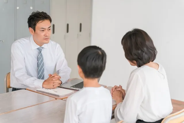 両親が離婚した筆者の経験も踏まえて、学校や友だちにその事をどう伝えるか考察する。