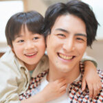 裁判官の強い説得で妻は父と子を会わせるようになった。