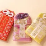 お守りをもって祈る姿がイメージされる、当該記事の主人公は「祟りが身にならないで」と被害者たちに訴える。