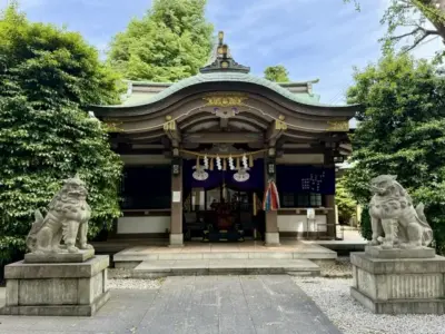 係争で戦いながらも妻や子どもの健康、幸福を神社にて祈る父親。