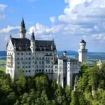 ドイツのノイシュバンシュタイン城城。離婚届けのみで別れられる日本と裁判所を通さないと離婚できないドイツとの比較。