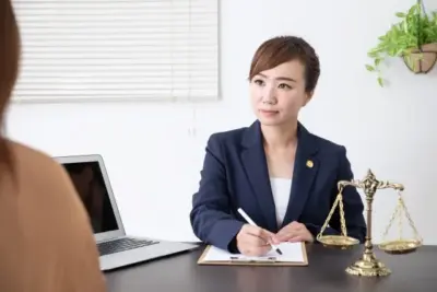 クライアントの話を聞く女性弁護士。離婚問題と追い出し、子どもの連れ去り被害者の女性が相談に来た場面。