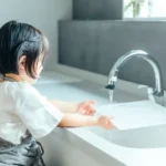 母親に殴られ、泣きながら洗い物を続ける娘は誰にも助けを求める事ができなかった。