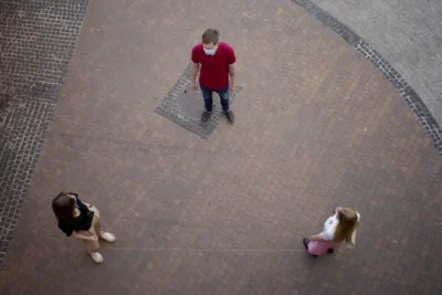 家族の距離に正解はあるのか？親子関係の正しさを問いなす。